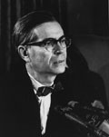 Richard Hofstadter speaks from a lectern at Columbia University, c. 1968. 
