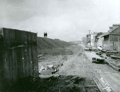 Pedestrians walk the crown of New Orleans’s artificial levee, c. 1899.