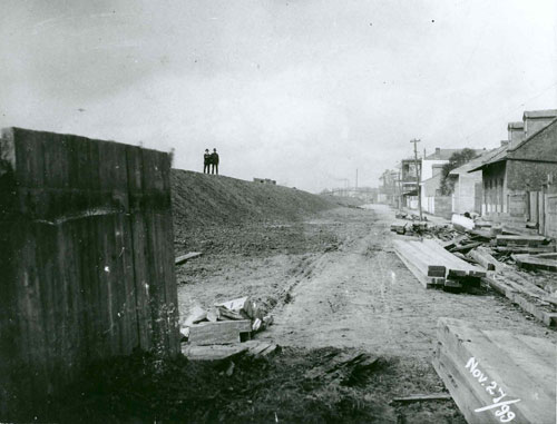 Pedestrians walk the crown of New Orleans’s artificial levee, c. 1899.