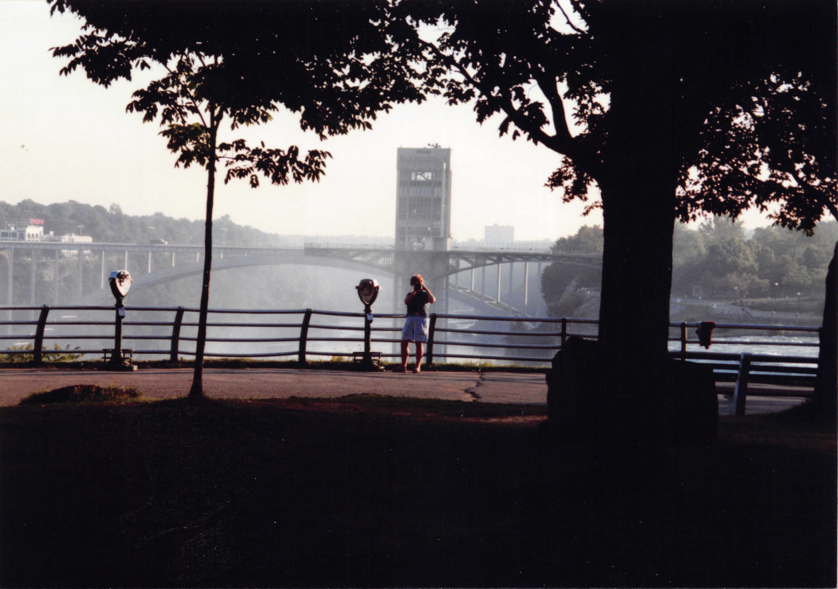 1993b_594.jpg